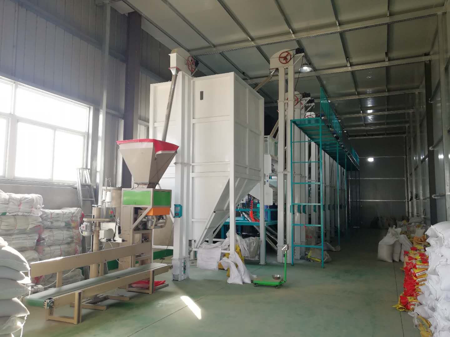 玉米加工設備的進料口為什么是個漏斗狀?(圖2) 玉米加工設備